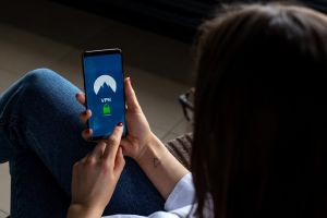 Ghid de siguranta digitala: Reguli stricte de urmat inainte de a introduce datele personale pe o platforma internationala