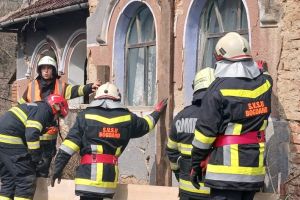 FOTO. Scenariu dramatic! Alunecări de teren în judeţ: case avariate, persoane prinse sub dărâmături şi locuinţă în flăcări (Exerciţiu)
