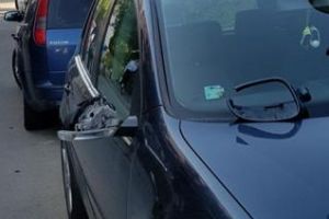 Cluj: Un disperat a vandalizat maşinile de lângă Studium Green - FOTO