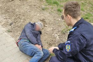 Un jandarm din Bacău a intervenit pentru a ajuta un bărbat căzut pe stradă