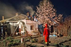 Incendiu la o locuinţă din Focşani. Pompierii intervin cu mai multe autospeciale