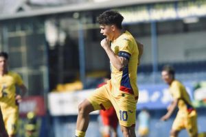 Jucător de la FC Botoşani, căpitan la echipa naţională U19. A şi marcat un gol împotriva Andorrei