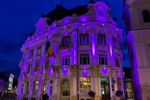 Primăria Sibiu, iluminată în mov pentru conştientizarea epilepsiei