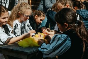 Elevii readuc la viaţă meşteşugul lânii în Gospodăria Tilişca – tradiţia devine resursă pentru viitor