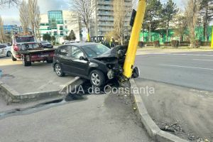 FOTO-VIDEO: Accident rutier in Mamaia, pe sensul de mers Constanta-Navodari. Un sofer a intrat cu masina intr-un stalp 