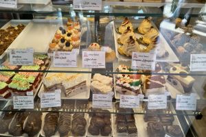 Aromat Însiropat – 4 ani de deserturi care arată bine şi se ţin minte prin gust