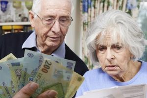Când se dau pensiile în aprilie 2026? Ajutoarele pentru pensionari întârzie