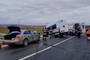 Accident grav pe DN 7 Bucureşti–Piteşti. Microbuz cu elevi implicat