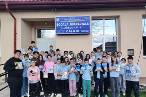 Elevii din Câlnic aduc bucurie copiilor nevoiaşi: jucării donate din suflet
