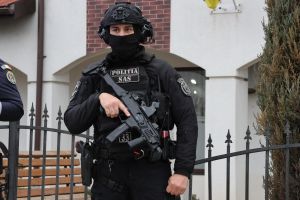 FOTO & VIDEO Angajatul unei primării din Botoşani, mână în mână cu infractorii. Ce făcea în timpul serviciului