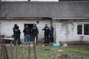 FOTO & VIDEO Treziţi cu mascaţii! Peste 100 de poliţişti au intrat peste scandalagii de la Ștefăneşti