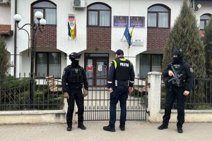 FOTO & VIDEO Ample percheziţii într-un oraş din judeţul Botoşani. Descinderile au loc şi la Primărie