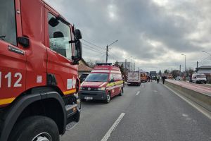 FOTO Accident între un microbuz şi un camion. 11 copii şi doi adulţi, victime
