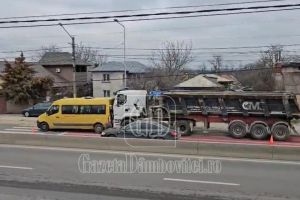 TĂRTĂȘEȘTI: Microbuzul şcolar a fost lovit, în spate, de un TIR. Patru elevi sunt răniţi (VIDEO)