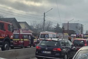 Accident grav în Dâmboviţa: Impact între un microbuz cu 14 elevi şi un TIR. Intervine un elicopter SMURD