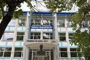 VIDEO Situaţie fără precedent la Botoşani! Olimpiada naţională de limba română trebuia organizată la Colegiul Mihai Eminescu, însă participanţii nu pot intra în această unitate de învăţământ