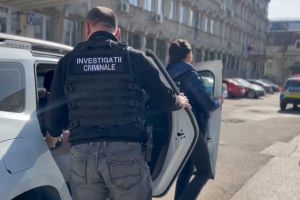 Femeie prădată de doi indivizi pe o stradă din Botoşani. Unul a fost reţinut