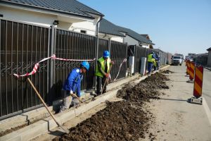Au inceput lucrarile de extindere a retelei electrice pe strada Prelungirea Tractorului din Cumpana 