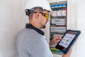 Românii vor primi alerte pe telefon atunci când consumă prea mult curent