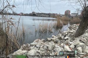 FOTO. Amenda de 60.000 lei pentru deseuri depozitate ilegal in aria protejata ROSPA 0060 Lacurile Tasaul-Corbu