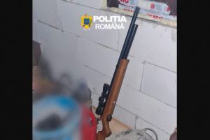 Perchezitii la suspecti de braconaj cinegetic, in Arges. Ogari si arme detinute ilegal, descoperite de anchetatori