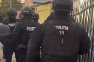 Percheziţii în Argeş: arme, carne de vânat şi câini folosiţi la braconaj, descoperite de poliţişti/ FOTO