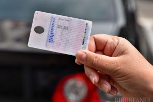 Vrei permisul înapoi mai repede? Trebuie să-ţi plăteşti amenzile! Noi reguli pentru şoferi, inclusiv în ce priveşte reducerile la plata amenzilor