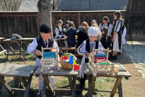 S-au inaugurat atelierele de prelucrare a lânii din Muzeul Astra: zeci de copii au cusut şi ţesut, ca odinioară / foto