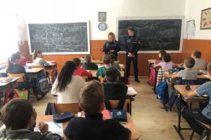 FOTO/ 22 mai, zi dedicată prevenirii victimizării minorilor. Elevii din Alba au fost informaţi de poliţişti cum pot evita să devină victime ale infracţiunilor