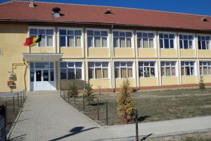 Părinţi nemulţumiţi în Haşag şi Armeni: copiii de clasa pregătitoare, trimişi la şcoală în Loamneş