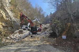Au început lucrările de îndepărtare a stâncilor căzute la Pietrele lui Solomon (VIDEO)