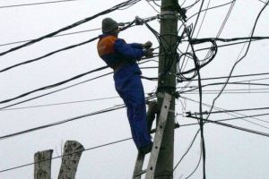 Avarii în reţelele electrice din sudul ţării cauzate de vremea rea: echipele Distribuţie Oltenia intervin în 7 judeţe, inclusiv în Olt