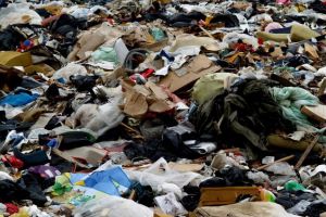 Amenzi de aproape 60.000 de lei pentru deşeuri depozitate ilegal în Făgăraş