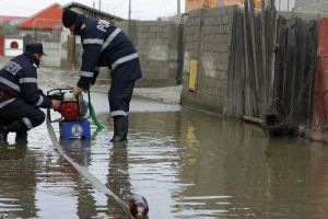 Pericol de inundaţii pe râuri din 16 judeţe: se pot forma viituri