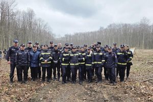 Pompierii băcăuani au participat la o acţiune de împădurire în cadrul Ocolului Silvic Fântânele