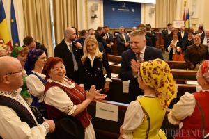 Premierul Slovaciei la Oradea: a cântat şi s-a declarat surprins de frumuseţea şi dimensiunea Primăriei. Bolojan, poveste din copilărie despre „cosaşul slovac” (FOTO/VIDEO)