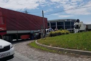 Primele concluzii ale poliţiştilor bihoreni în accidentul în care a fost rănit colegul lor: Şoferul de TIR nu s-a asigurat!