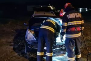 Maşină în flăcări în judeţul Satu Mare. Victimă cu arsuri pe faţă şi mâini, scoasă din autoturism şi dusă la spital