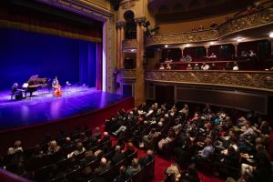 Janoska Ensemble, fenomen al fuziunii muzicale: stil propriu şi succes internaţional. A susţinut un spectacol de zile mari la Timişoara