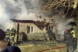 BĂLENI: O casă  a fost mistuită de flăcări! Apel la solidaritate pentru familia rămasă pe drumuri