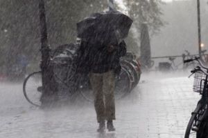 Cod galben de ploi şi vânt puternic în aproape toată ţara, până luni dimineaţă.