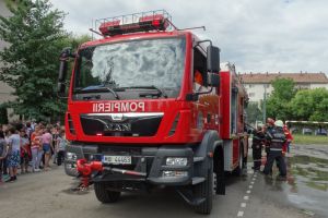 FOTO/VIDEO. Elevii, fascinaţi de pompieri. Exerciţiu de evacuare şi demonstraţii de stingere la şcoala ,,Octavian Goga”