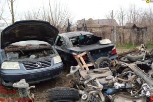 FOTO Zece tone de deşeuri periculoase, confiscate în judeţul Botoşani de la unităţi de dezmembrări auto