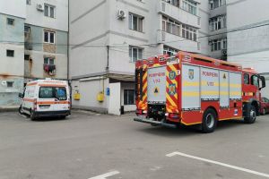 FOTO & VIDEO Alertă! Un botoşănean a ameninţat că se aruncă de la etaj. Ambulanţa, pompierii şi poliţiştii, la faţa locului