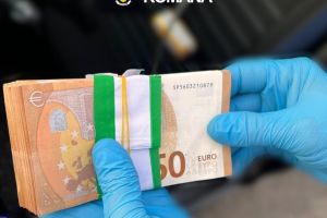 FOTO Te doare mintea! Doi bărbaţi au cumpărat animale de la fermieri cu euro falşi. Indivizii, prinşi în flagrant la Botoşani