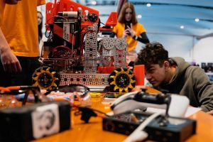 Hub de robotică la Bistriţa. Primăria caută un spaţiu pentru cele trei echipe