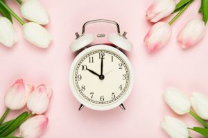 Vom dormi mai putin: Romania trece la ora de vara! In noaptea de sambata spre duminica, ceasurile se dau inainte cu o ora 