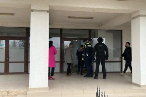 Femeia care făcea contrabandă cu ţigări lucra de peste 20 de ani la o primărie din Botoşani ca asistent comunitar