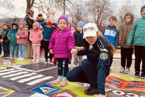 FOTO Poliţiştii, alături de copiii din Draxini într-o activitate pentru prevenirea violenţelor
