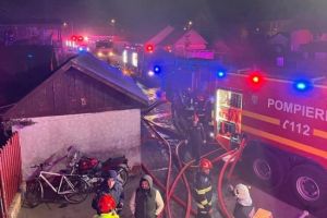Incendiu de proporţii în Turda: Au ars aproximativ 20 de barăci în care locuiesc persoane. Doi bărbaţi, transportaţi la spital (FOTO&VIDEO)